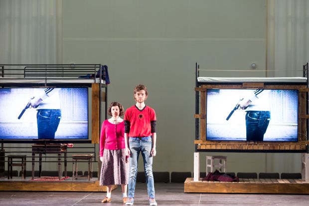 anne-en-zef-02-c-ronald-knapp