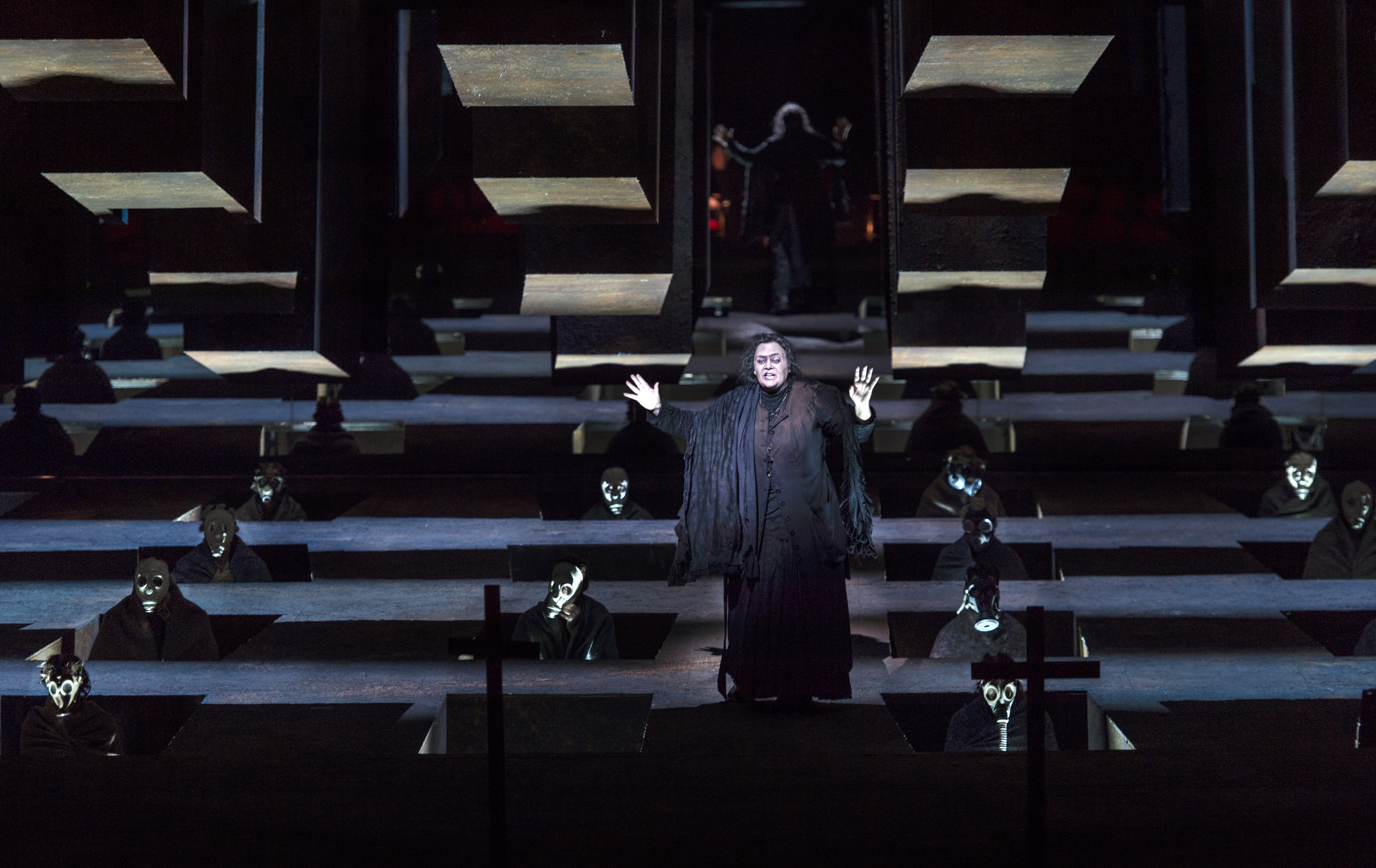 Violeta Urmana (Azucena), Koor van De Nationale Opera