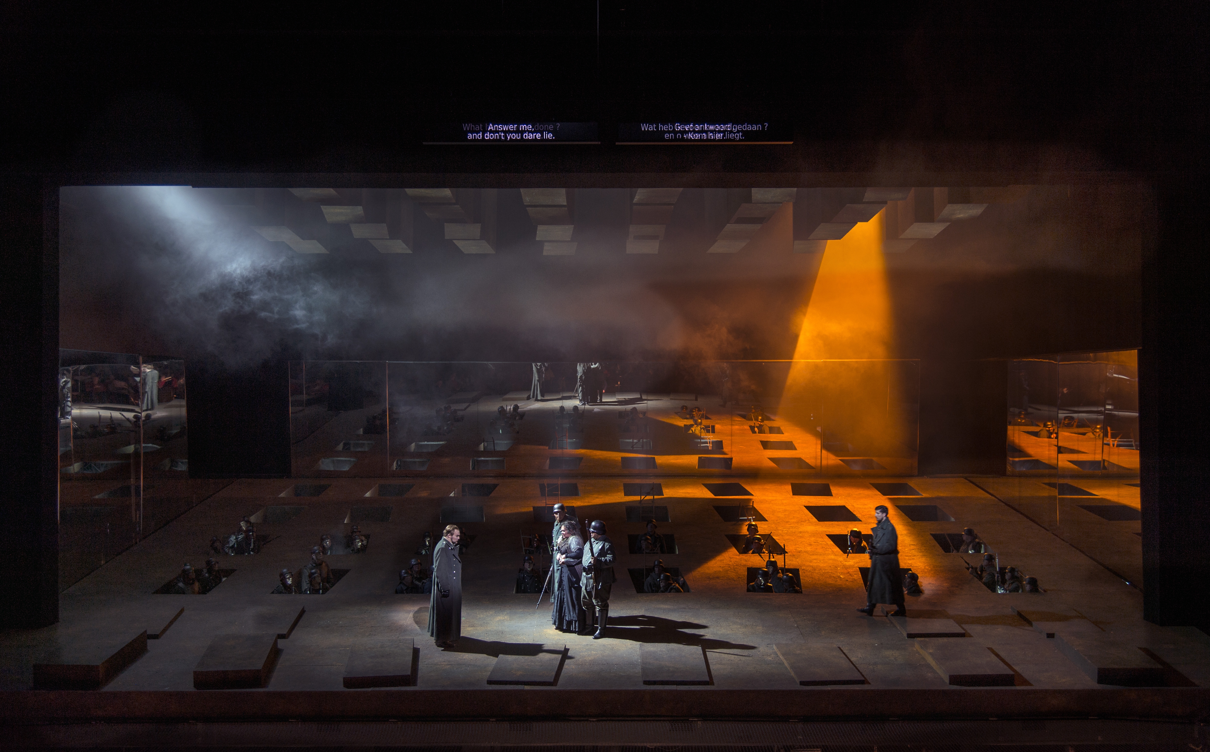 Scène uit 'Il trovatore' met solisten en Koor van De Nationale Opera