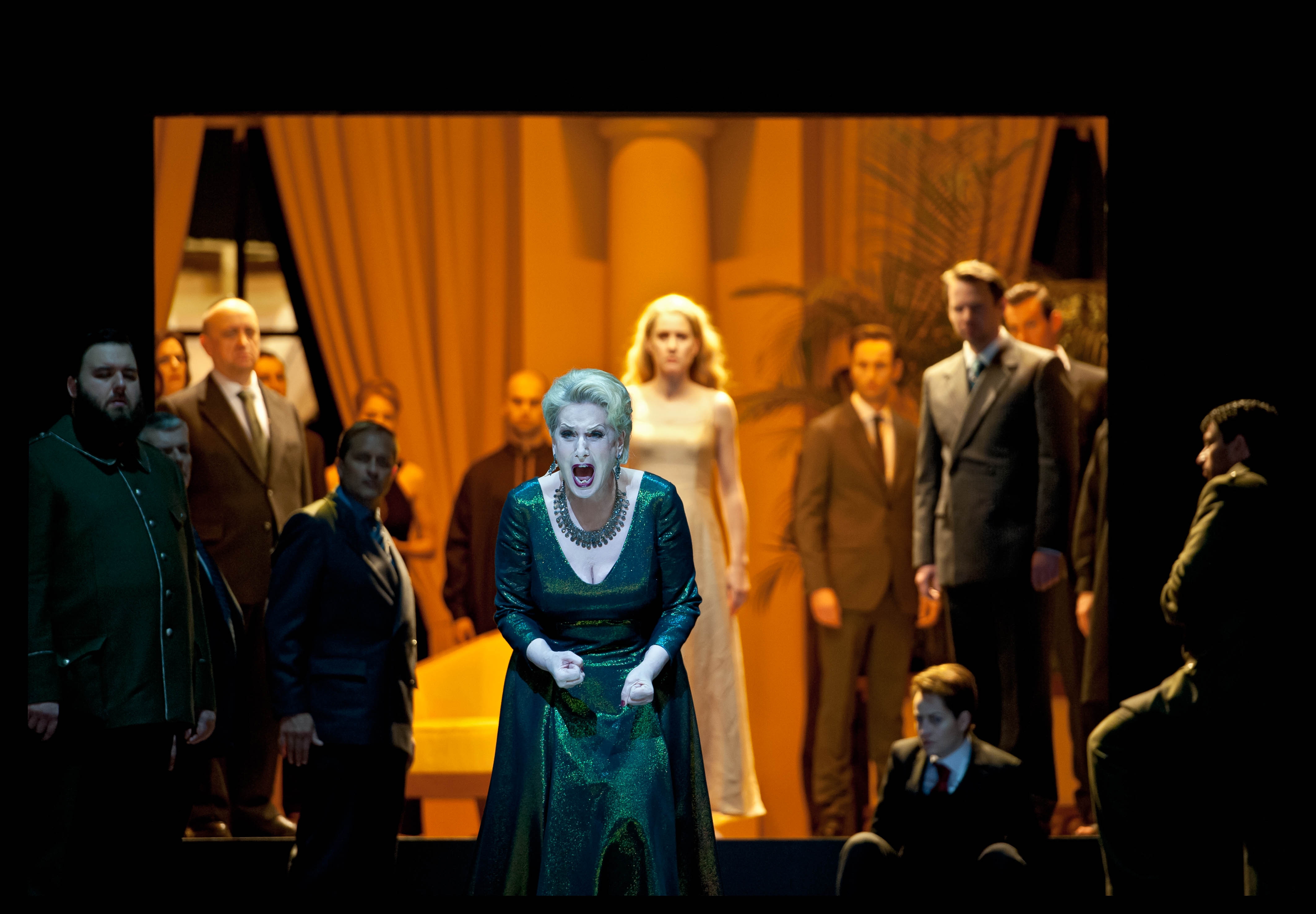 Doris Soffel (Herodias), op de achtergrond Malin Byström (Salome)