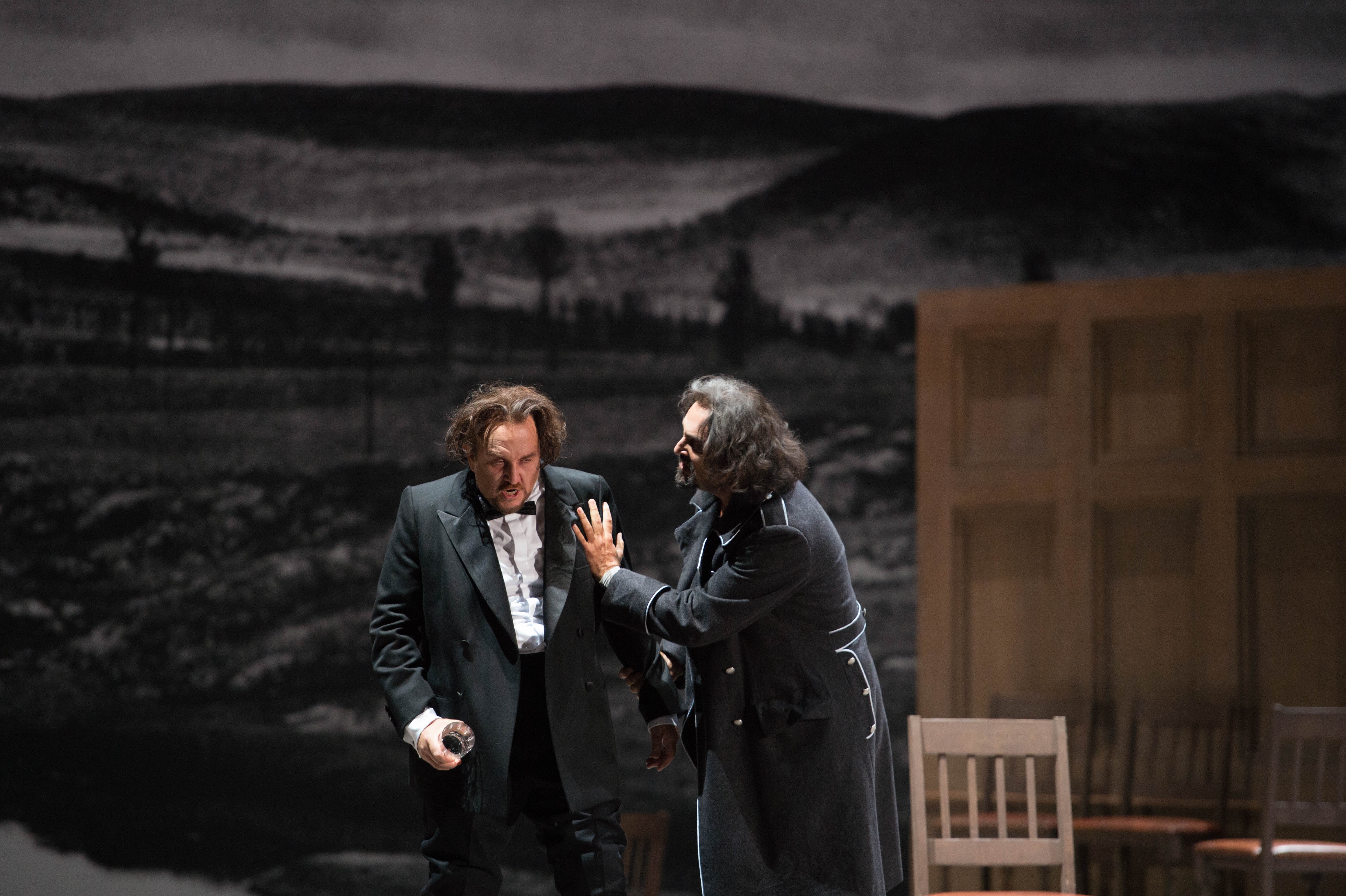 Carlos (Franco Vassallo) en Alvaro (Roberto Aronica)