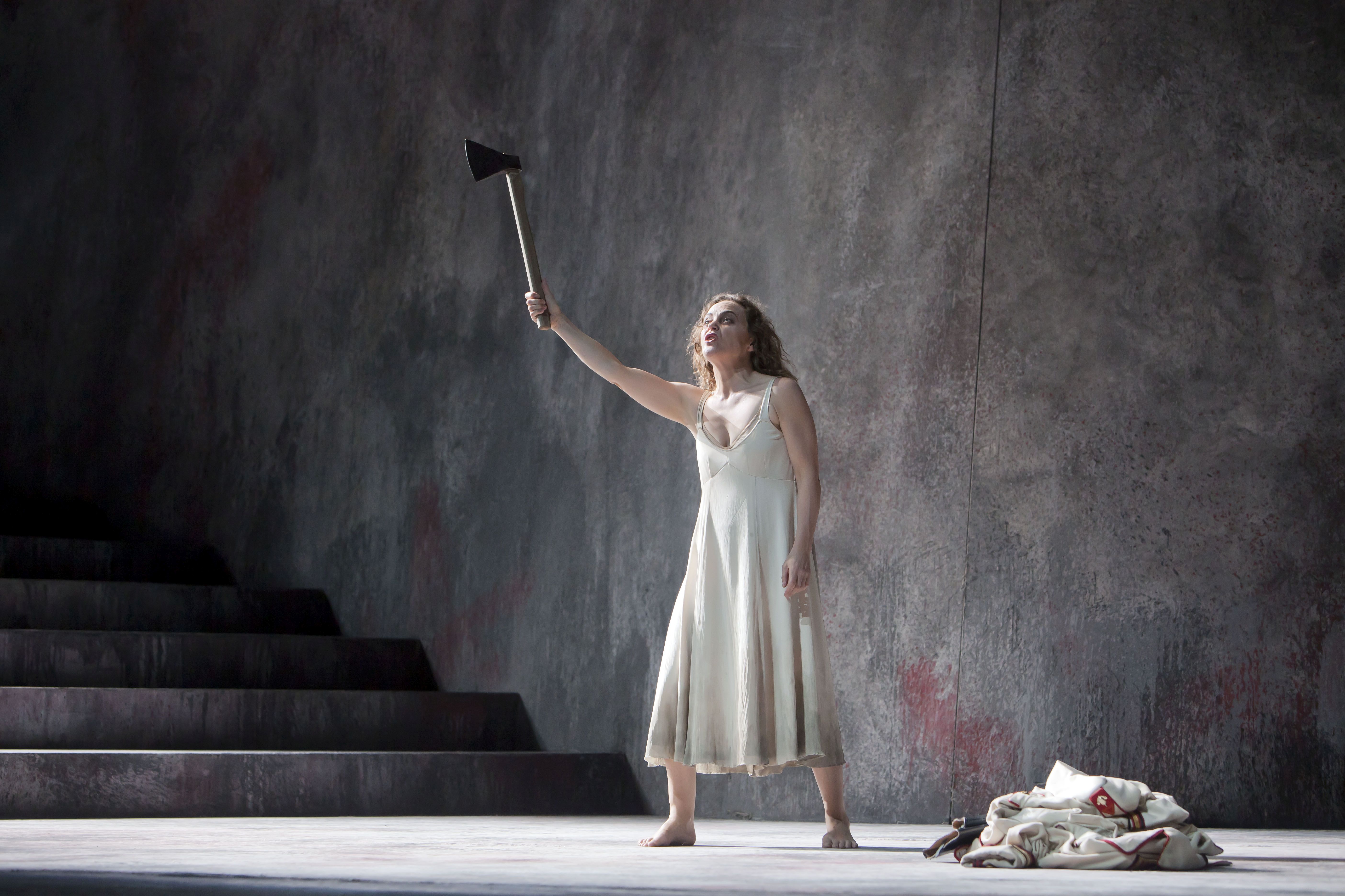 Marc Albrecht (conductor), Willy Decker (director), Wolfgang Gussmann (sets/costumes), Hans Toelstede (lighting design), Klaus Bertisch (dramaturge)