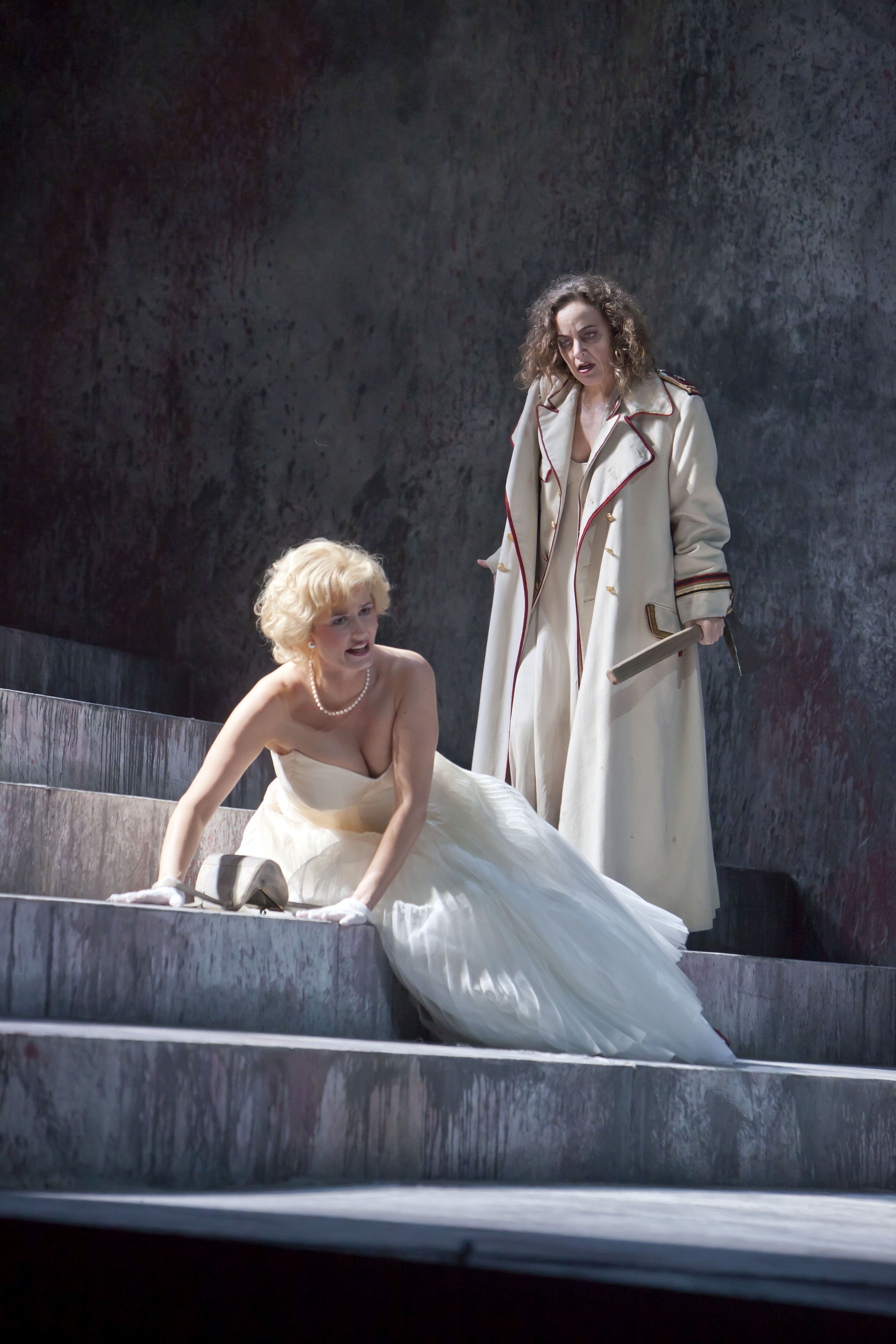 Marc Albrecht (conductor), Willy Decker (director), Wolfgang Gussmann (sets/costumes), Hans Toelstede (lighting design), Klaus Bertisch (dramaturge)