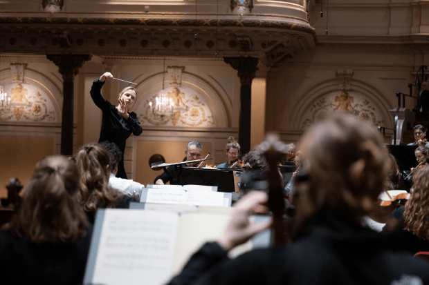 De zachte toon van de violist en de schrijnende tekst van een gedicht